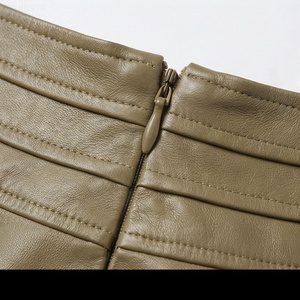 Jupe courte en similicuir PU taille haute pour femme, style évasé à volants en satin, couleur unie, toutes saisons - Product Image 4