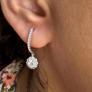 Pendientes Huggie de Oro de 14K con Diamantes Cultivados en Laboratorio, Engaste Pavé, Diseño Floral Colgante, Joyería Minimalista para Fiesta Nupcial, Regalo para Mujer - Product Image 6