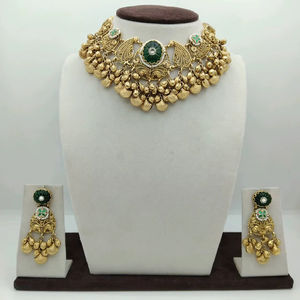 Ensemble collier ras-de-cou lourd plaqué argent traditionnel avec perles centrales en pierre verte et boucles d'oreilles assorties - Product Image 1