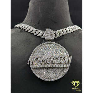 Pendentif rond personnalisé de luxe serti de diamants en moissanite VVS avec chaîne cubaine en argent sterling 925 par Trisha Jewels - Product Image 1