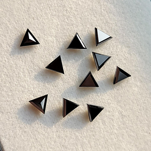 Diamante natural negro opaco de corte triangular de 3.5 x 3.5 mm para la fabricación de joyas como anillos, pulseras, collares y pendientes. - Product Image 1