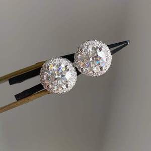 Boucles d'oreilles clous classiques en diamant de laboratoire taille brillant rond avec halo, plaqué or 9 carats, micro-pavé, solitaire pour femme - Product Image 1