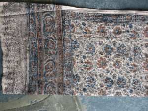 ผ้าฝ้ายโดบี้พิมพ์ลายคาลัมคารี ลายเรขาคณิตนามธรรม ผลิตด้วยมือจากอินเดีย สำหรับเสื้อผ้า เครื่องประดับ และของตกแต่ง - Product Image 3