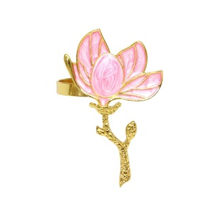 Anneau de serviette en résine rose et métal à motif floral pour une décoration élégante de table, idéal pour offrir et décorer, provenant d'Inde. - Product Image 6
