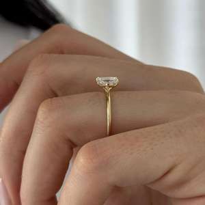 Bague solitaire en diamant de laboratoire allongé de 1 carat E VS1, or jaune 14 carats, fine et minimaliste, certifiée IGI - Product Image 4