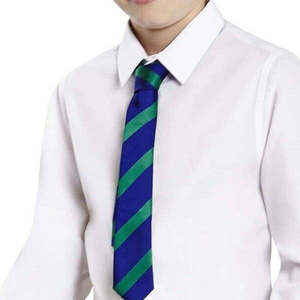 Camisa de uniforme escolar para niños, de algodón Oxford blanco, manga larga, con corbata a rayas azul y verde, con detección de aguja. - Product Image 4