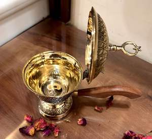 Quemador de Incienso de Latón Artesanal Daood Sons con Mango de Madera, Difusor de Aromaterapia, Soporte para Incienso de Carbón, Único y Ecológico - Product Image 5
