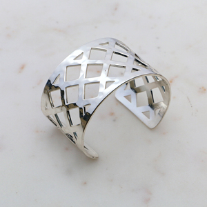 Bracelet manchette en laiton plaqué argent pour femme - Jonc géométrique ajouré à motif treillis - Bracelet large à motif grille - Product Image 2