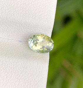 Saphir naturel chauffé jaune-vert ovale de Madagascar, pierre précieuse en vrac pour joaillerie fine - Product Image 2