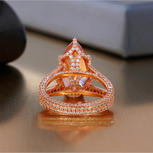 แหวนโรสโกลด์ 14K ประดับเพชรเม็ดเดี่ยวทรงลูกแพร์สีแดงสด 6.01 กะรัต เพชรเพาะเลี้ยงในห้องปฏิบัติการ เครื่องประดับเพชร - Product Image 4