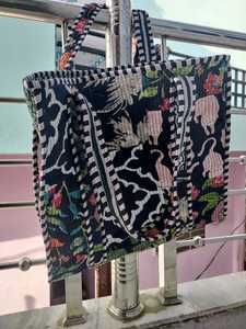 Bolso tote de algodón acolchado con estampado floral y diseño de tela acolchada con patrón bordado decorativo para compras y uso diario. - Product Image 3