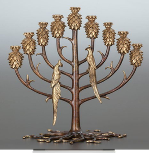 Menorah élégante en métal tubulaire noir entrelacé avec neuf petites lumières sur une base rectangulaire. Disponible à prix de gros. - Product Image 6