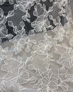 Tissu en dentelle maille premium brodé de sequins floraux carrés en gros pour robes de soirée, robes de mariée et tenues africaines de créateur - Product Image 2