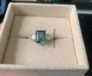 Bague de Mariage Élégante en Argent Sterling 925 avec Saphir Vert Taille Émeraude pour Femme – Bijou Délicat pour Mariée - Product Image 1
