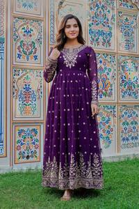 NOUVEAU Ensemble de robe de soirée en georgette avec broderie de fils et de paillettes, pantalon micro-imprimé et dupatta en organza - Product Image 3