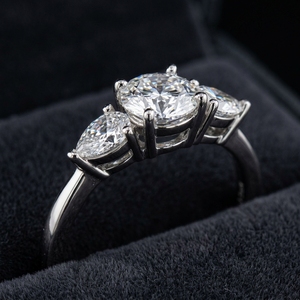 Anillo de Compromiso de Tres Piedras con Diamante Central de Corte Redondo Cultivado en Laboratorio y Diamantes de Corte Pera como Acento, Anillo de Boda en Oro Blanco de 10k, 14k, 18k - Product Image 3