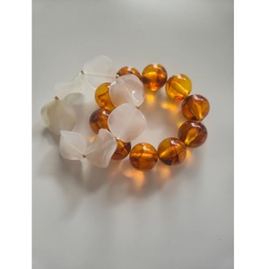 Bracelet en résine artistique au design sophistiqué fait main, bijou de poignet élégant pour les tendances de la mode moderne - Product Image 3