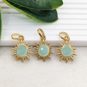 Colgante Redondo de Calcedonia Aqua con Forma de Sol, Bañado en Oro, con Engaste de Collet, Gema Redonda de 6mm - Product Image 1