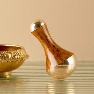 Varita Kansa, herramienta de belleza ayurvédica para masaje facial, con extremos de metal bronce de doble cara y mango de madera de teca, ligera, hecha a mano. - Product Image 5