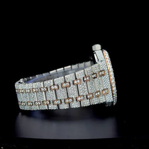 Reloj clásico bicolor en oro rosa con números con líneas interrumpidas, certificado por un probador de diamantes, completamente cubierto de diamantes con 27.5 quilates de moissanita VVS incrustada. - Product Image 2