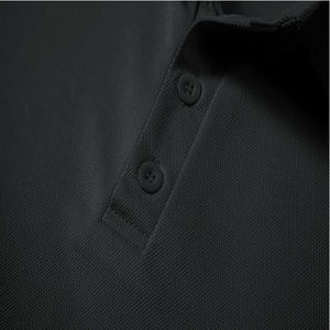 Polo homme noir à manches courtes en coton tricoté, tissu respirant et décontracté avec logo sur le devant. - Product Image 6