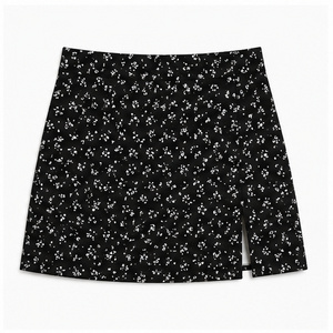 Jupe mini décontractée pour femme, coupe ajustée, imprimé floral numérique, en tissu tissé léger et respirant, taille haute, taille naturelle, fente latérale - Product Image 6