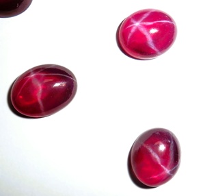Rubis étoilé transparent ovale 11x13 mm 9 carats, cabochon poli créé en laboratoire avec effet étoile à 6 branches pour la fabrication de bijoux - Product Image 6