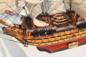 VERSION HAUTEMENT DÉTAILLÉE |   HMS VICTORY PEINTS ET DÉCORÉS |   Modèle de bateau à voile anglais en bois artisanal pour la décoration de la maison et la collection - Product Image 4
