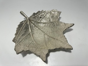 Plateau décoratif en aluminium doré en forme de feuille de Monstera, plat à bibelots en métal texturé vintage, porte-bijoux et bagues, centre de table décoratif - Product Image 4