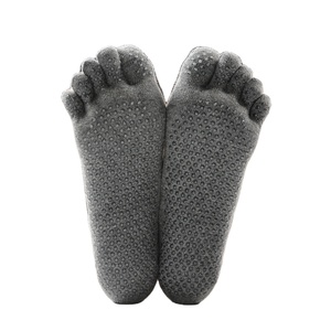 Chaussettes de yoga pour femmes à double sangle croisée, en spandex et nylon épais, hauteur genou, antidérapantes et professionnelles - Product Image 3