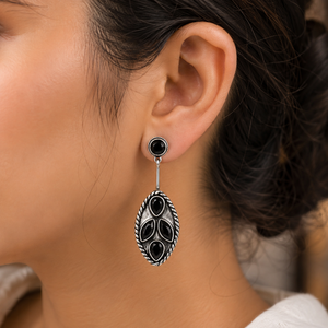 Boucles d'oreilles pendantes fantaisie bohèmes en laiton plaqué argent antique avec serti clos pour femme – Idéales pour toutes les occasions religieuses et les soirées - Product Image 2