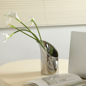 Vase à fleurs en acier inoxydable argenté, coupe oblique moderne, pot floral poli pour bureau, décoration de table minimaliste, artisanat métallique de luxe - Product Image 5
