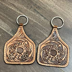 Porte-clés en cuir véritable repoussé floral style western, fait main et personnalisé - Product Image 3
