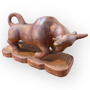 Une statue de buffle exquisamment sculptée, en bois de santal, est présentée. - Product Image 4