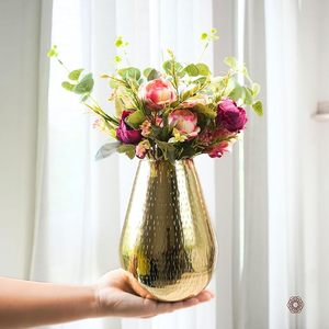 Pot de fleurs moderne en métal doré avec texture martelée et finition chromée pour bureau - Product Image 1