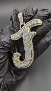 Colgante Letra J Iced Out con Acabado Bicolor, Joyería Hip Hop, Charm Inicial Personalizado, Moissanita VVS, Pieza de Moda Unisex - Product Image 3