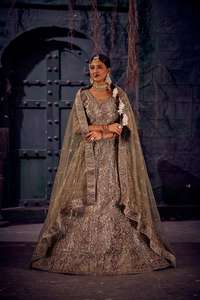 Velours luxueux Bridal Couture Full Heavy Work avec de superbes pierres Jarkan pour la déclaration de mariée ultime - Product Image 5