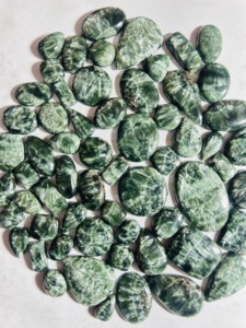 Cabochon de Séraphinite Verte de Haute Qualité, Motif Aile d'Ange Naturel Chatoyant, Coupe Ovale 6,5 mm, Pierre Libre, Prix de Gros - Product Image 3