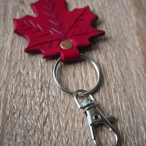 Accesorio de lectura premium al por mayor con diseño de hoja de arce en cuero artesanal para marcar páginas con estilo, en venta. - Product Image 6