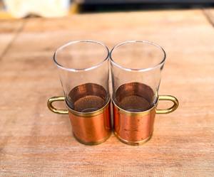 Taza de té de vidrio de diseño con soporte de cobre, juego de 2, perfecta para servir té, café, capuchino y latte, venta al por mayor desde India. - Product Image 3