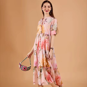 Vestido midi con estampado floral digital, lavable, cuello vuelto, color melocotón, corte acampanado, detalle en el cuello, largo midi, natural - Product Image 1