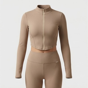 Ensemble 2 pièces pour femme : haut court beige à manches longues, col montant et fermeture éclair, et leggings taille haute pour le yoga - Product Image 1