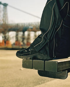 Conjunto de dos piezas de chándal cortavientos personalizado con chaqueta con cremallera y pantalón de nailon - Product Image 4