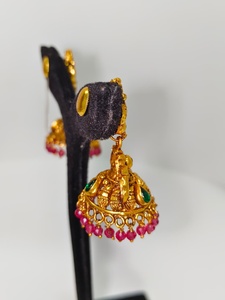 Pendientes Antiguos de Oro Sólido de 22k con Motivo de Lakshmi Hechos a Mano, Joyería de Boda con Esmeraldas Verdes y Perlas Naturales - Product Image 3