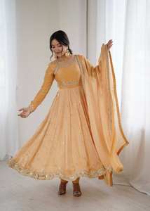 Elegante conjunto de vestido de fiesta de seda Fandy con dupatta y pantalón - Product Image 3