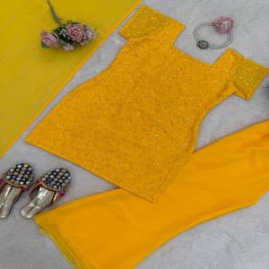 ชุดคุर्ติผ้าจอร์เจตต์เทียมดีไซน์เนอร์ VASTRA COTTAGE พร้อมกางเกงทรงบูทคัท ผ้าคลุมไหล่ ประดับด้วยด้ายและเลื่อม ชุดเดรสสไตล์ชาติพันธุ์ทันสมัย - Product Image 4