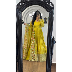 Vestido de noche de trabajo de secuencia de bordado pesado y vestido Dupatta y Dupatta con trabajo de secuencia de bordado pesado - Product Image 4