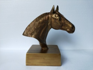 Escultura Metálica Moderna de Cabeza de Caballo con Colores y Tamaños Personalizables en la Base, Acabado Plateado - Product Image 4
