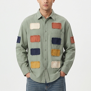 Chemise à manches longues verte pour homme, col rabattu, chemise décontractée avec des patchs appliqués colorés, fermeture à boutons à manches longues - Product Image 1