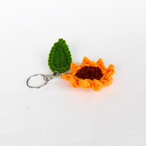 Llavero de girasol de ganchillo hecho a mano, colgante floral de margarita naranja tejida para bolso, accesorios de arte puro, llaveros artesanales - Product Image 4